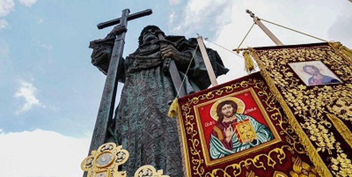 Патриарх Кирилл совершил праздничный молебен у памятника князю Владимиру в Москве