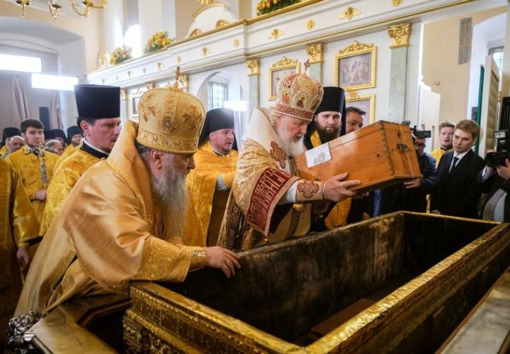 Мощи святого князя Александра Невского были помещены в историческую раку в Санкт-Петербурге