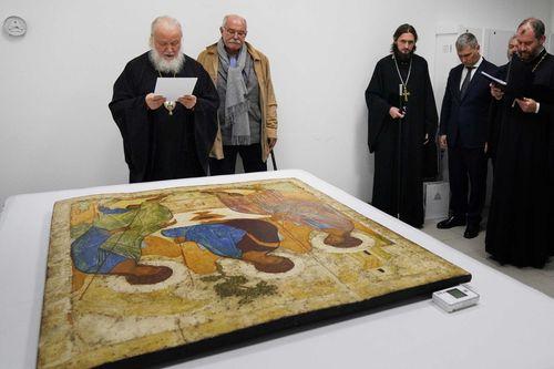 Патриарх Кирилл поклонился иконе Рублёва «Троица» в центре Грабаря