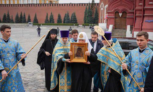 Патриарх Кирилл передал в Казанский собор икону Божьей Матери