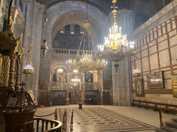 Российские реставраторы при содействии Фонда восстановили уникальные церковные паникадила в Храме Гроба Господня