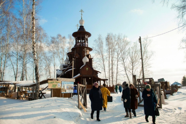 В Томской области освятили храм, построенный по старинным образцам русского деревянного зодчества